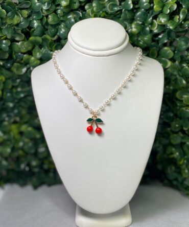 Aesthetic: Collar dorado con perlas y dije de cherry Z83