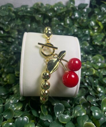 Aesthetic:  Pulsera dorada con cherry Z7