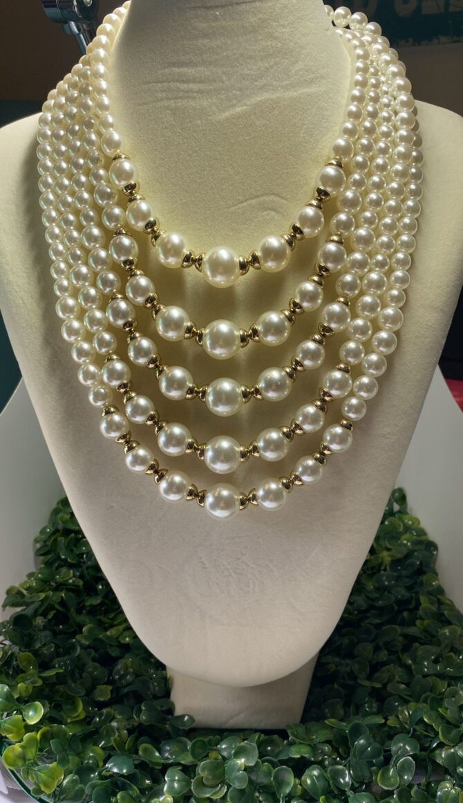 Aesthetic: Collar dorado con perlas Z36