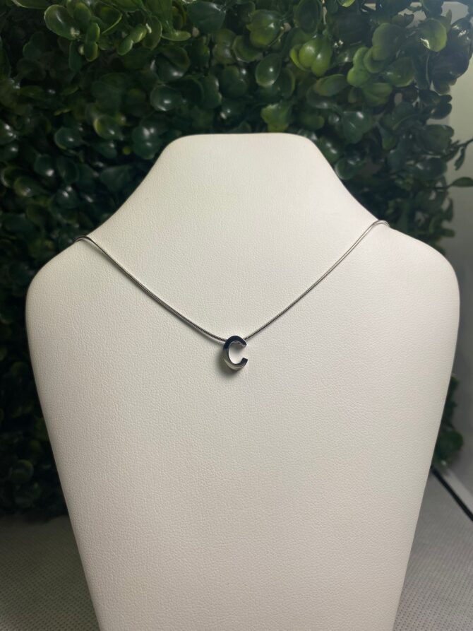 Acenttum:  Cadena plateada con inicial NK-103
