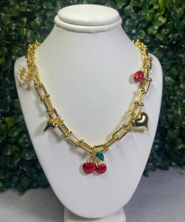 Aesthetic:  Collar dorado con dijes Z26