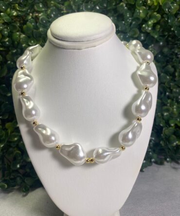Aesthetic:  Collar dorada con perlas Z10