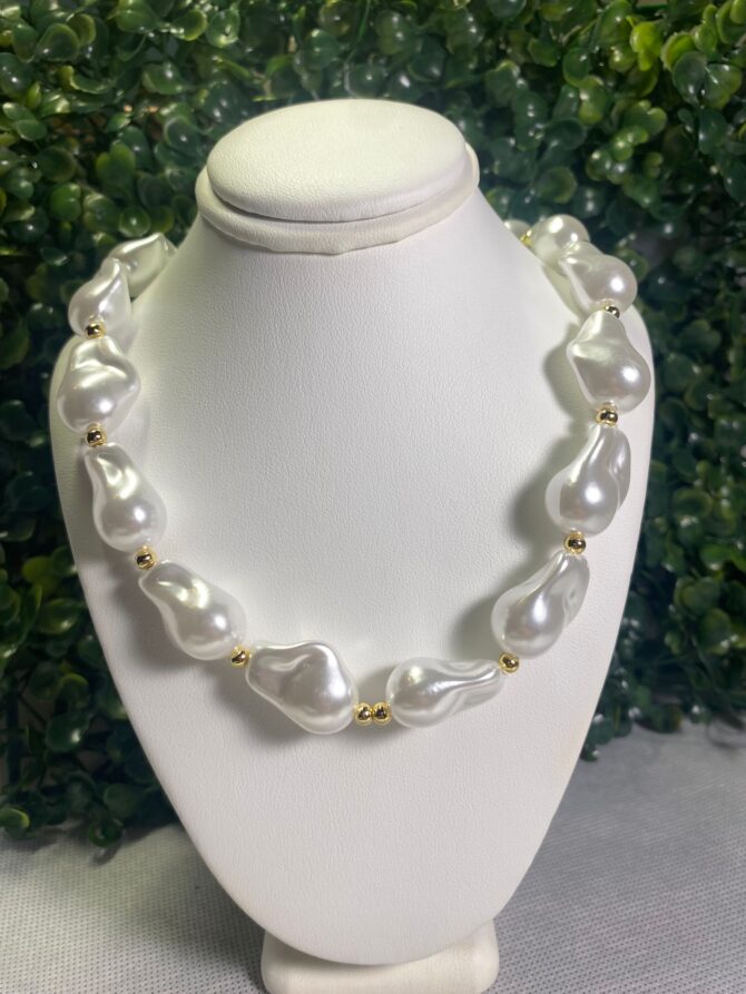 Aesthetic:  Collar dorada con perlas Z10