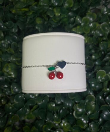 Aesthetic:  Pulsera plateada con dije de corazón y una cherry Z31