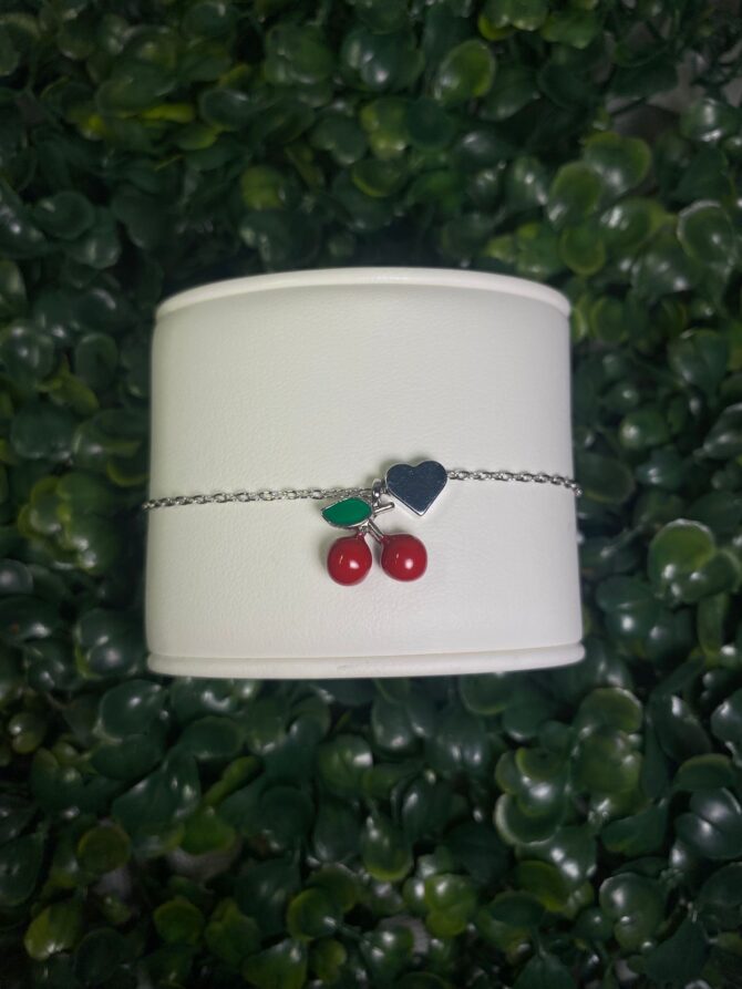 Aesthetic:  Pulsera plateada con dije de corazón y una cherry Z31