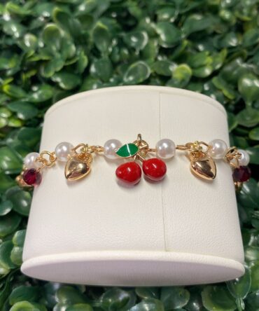 Aesthetic: Pulsera dorada con dijes Z84