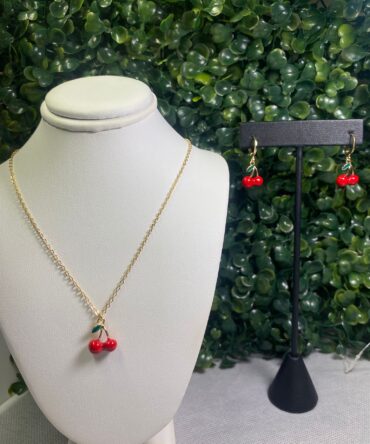Aesthetic:  Set de collar y pantallas dorado con cherries Z32