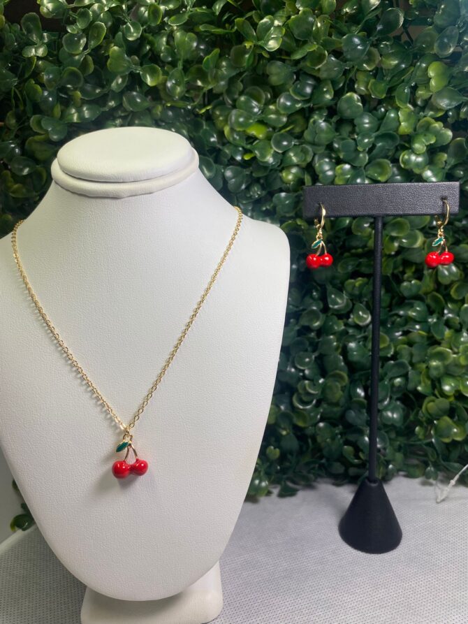 Aesthetic:  Set de collar y pantallas dorado con cherries Z32