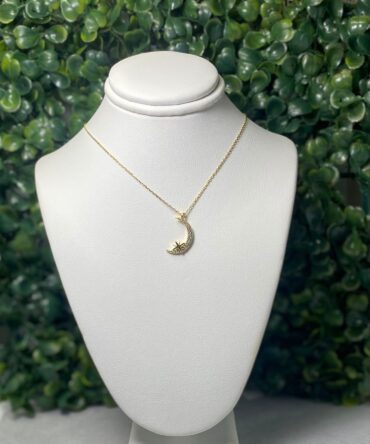 Classic of NY: Collar dorado enchape oro 14k con dije de luna y estrella M-7258