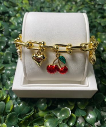 Aesthetic: Pulsera dorada con dijes Z73.2