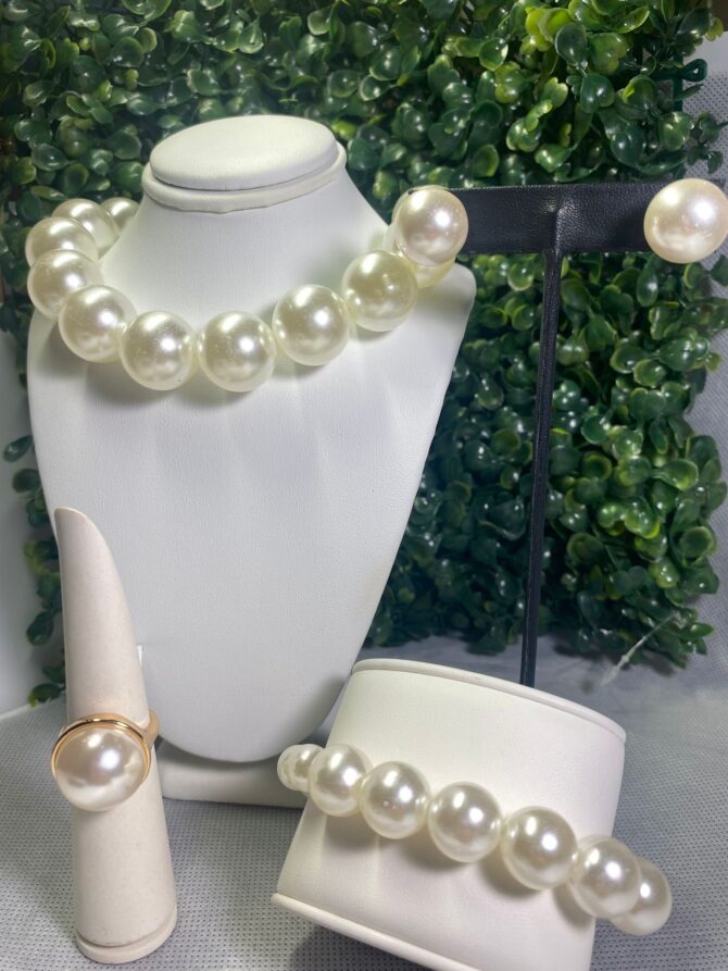 Aesthetic: Set de collar, pantallas, pulsera y sortija de perlas Z22