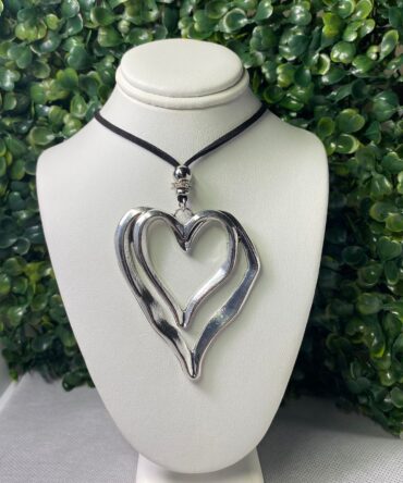 Aesthetic: Collar con hilo negro y dije de corazón Z76.1