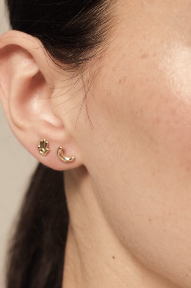 UNO DE 50: Hamsa Single Stud Earring