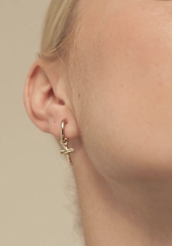 UNO DE 50: Cross Single Hoop Charm