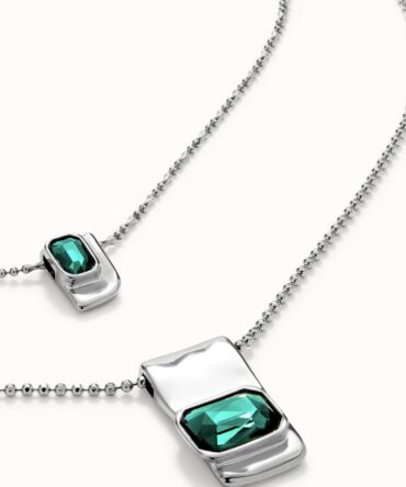 UNO DE 50: Multi strand chain necklace with green crystals