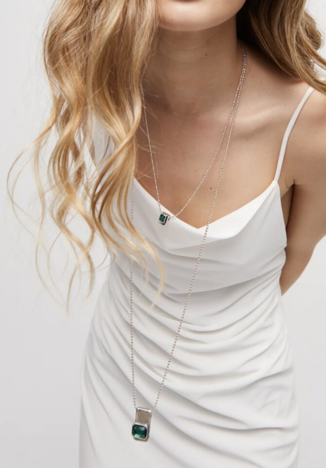 UNO DE 50: Multi strand chain necklace with green crystals
