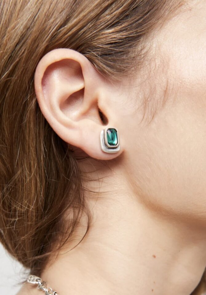 UNO DE 50: Stud earrings with green crystal