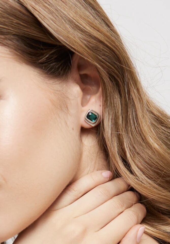 UNO DE 50: Stud earrings with green crystal