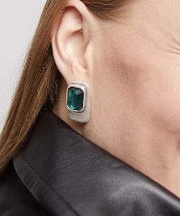 UNO DE 50: Rectangular-shaped earrings with green crystal