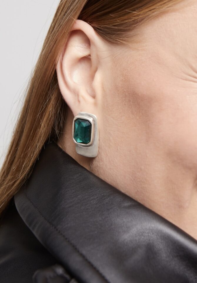UNO DE 50: Rectangular-shaped earrings with green crystal