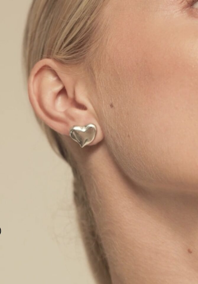 UNO DE 50: Stud earrings with heart shape