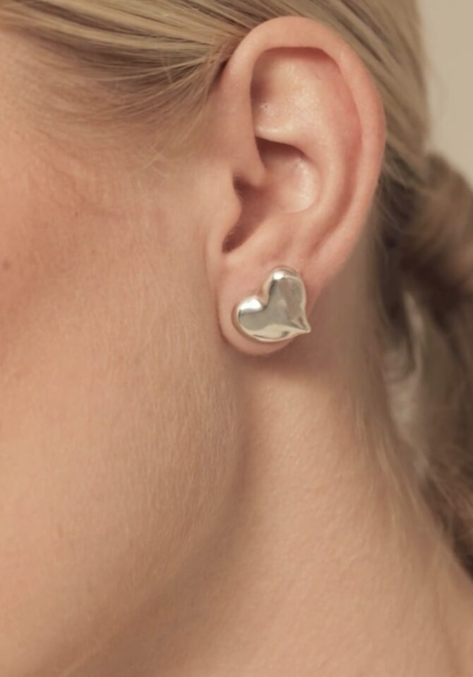 UNO DE 50: Stud earrings with heart shape