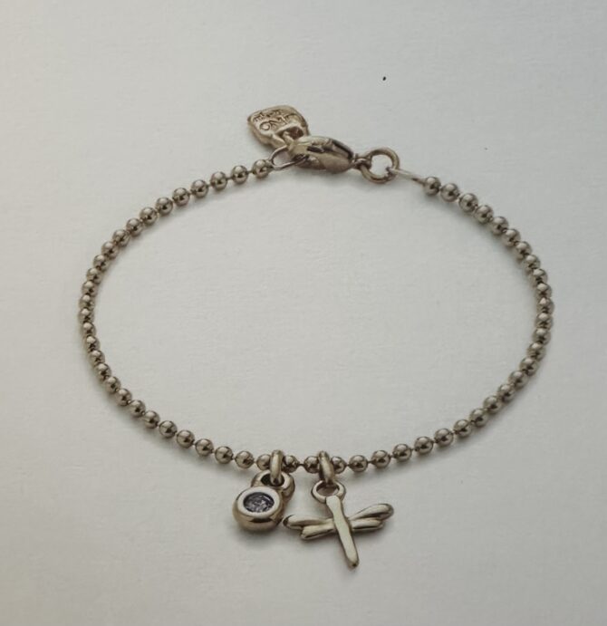 UNO DE 50 Pulsera con charm violeta y libélula dorada (L)