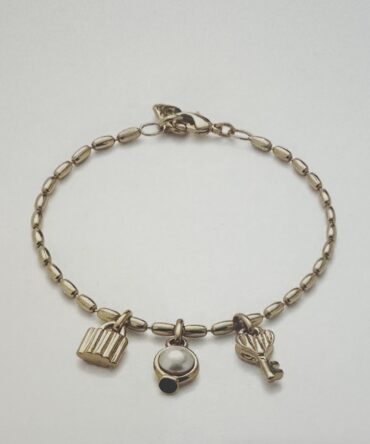 UNO DE 50 Pulsera de tres charm llave, candado y perla dorada (M)