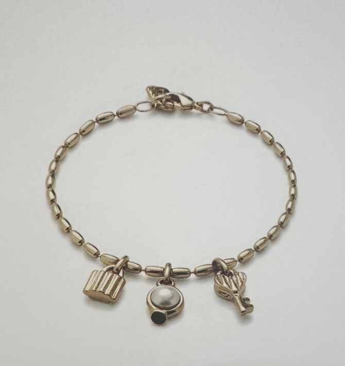 UNO DE 50 Pulsera de tres charm llave, candado y perla dorada (M)