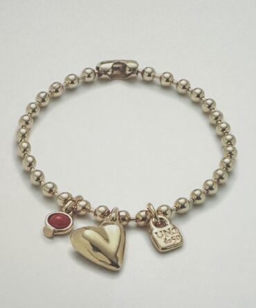 UNO DE 50 Pulsera con dos charm rojo y corazón dorado (M)
