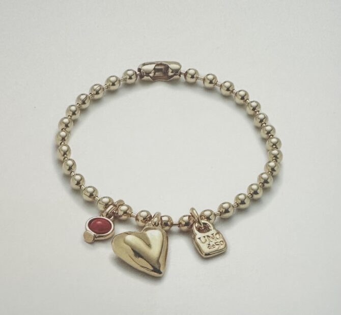 UNO DE 50 Pulsera con dos charm rojo y corazón dorado (M)