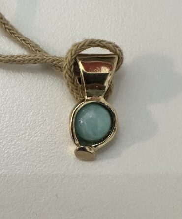 UNO DE 50 CHARM PIEDRA CON AZUL CLARO DORADO