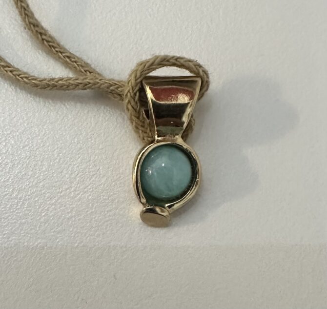 UNO DE 50 CHARM PIEDRA CON AZUL CLARO DORADO