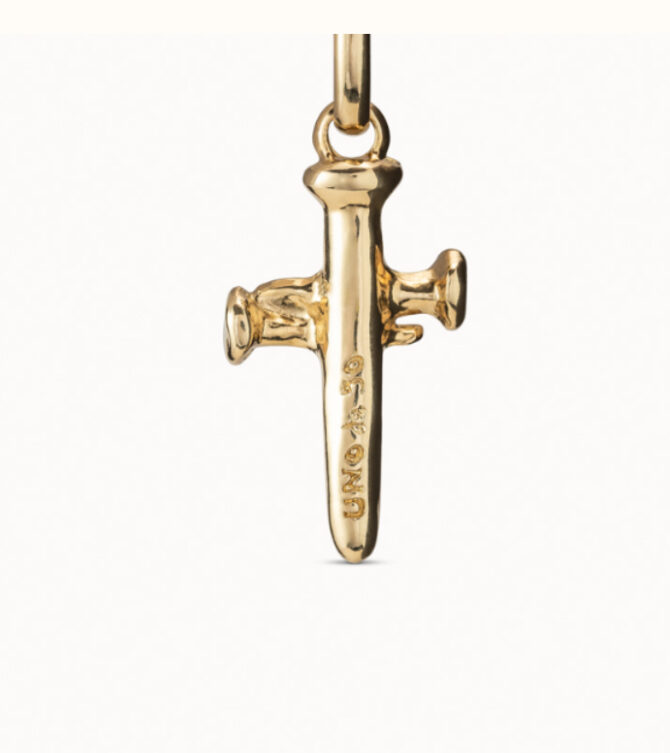 UNO DE 50 CHARM LETRA T DORADO