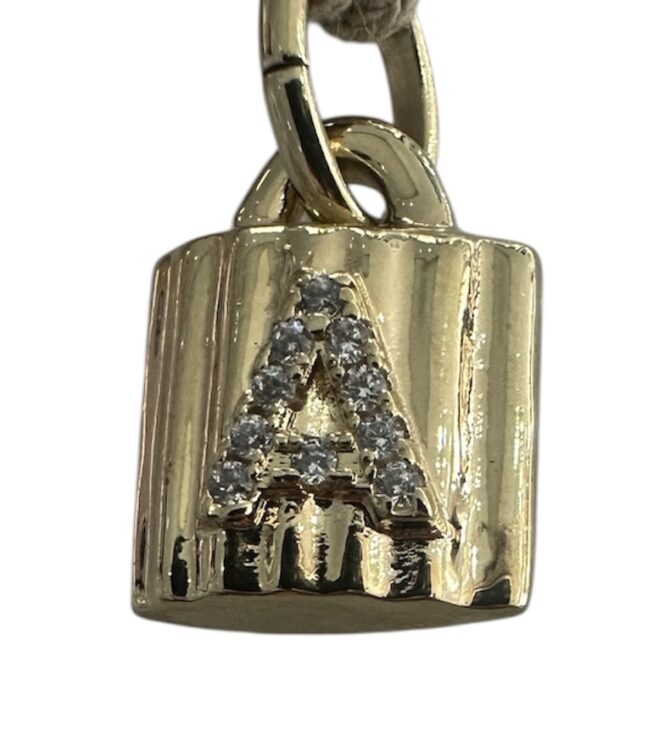 UNO DE 50 CANDADO CHARM LETRA A DORADO