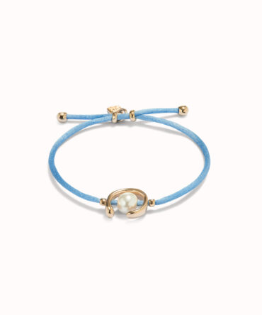 Pulsera de hilo azul con perla shell fornitura bañada en oro 18k.