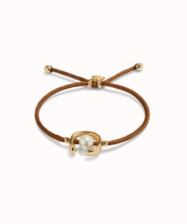 Pulsera de hilo marrón con perla shell fornitura bañada en oro 18k.
