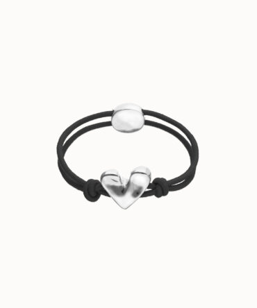 UNO DE 50: Pulsera elástica negra con corazón plateado.